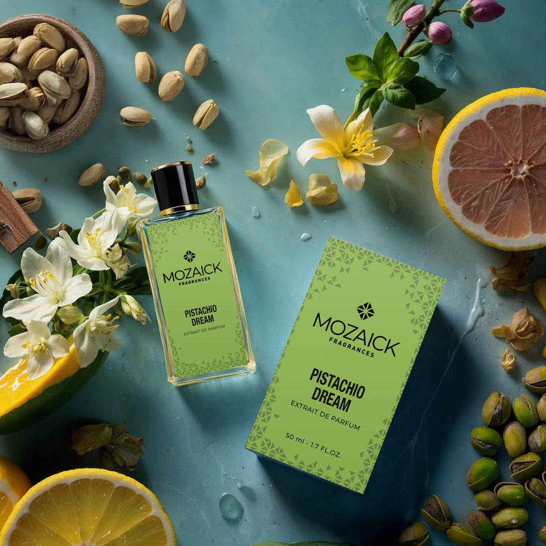 PISTACHIO DREAM Extrait de Parfum 50 ml von MOZAICK – Flakon und Verpackung auf Blau mit Pistazien, Zitrusfrüchten und Blüten